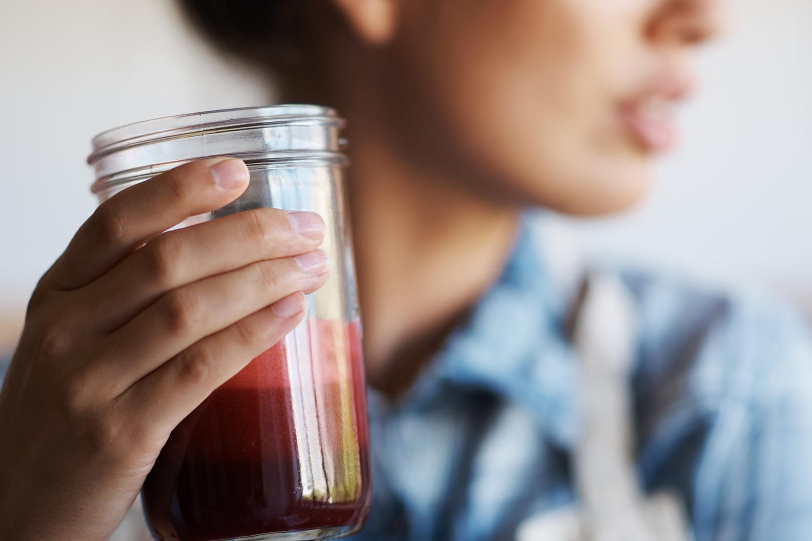 Trinken: Tomatensaft enthält wertvolle Wirkstoffe, die Herz und Gefäße stärken.