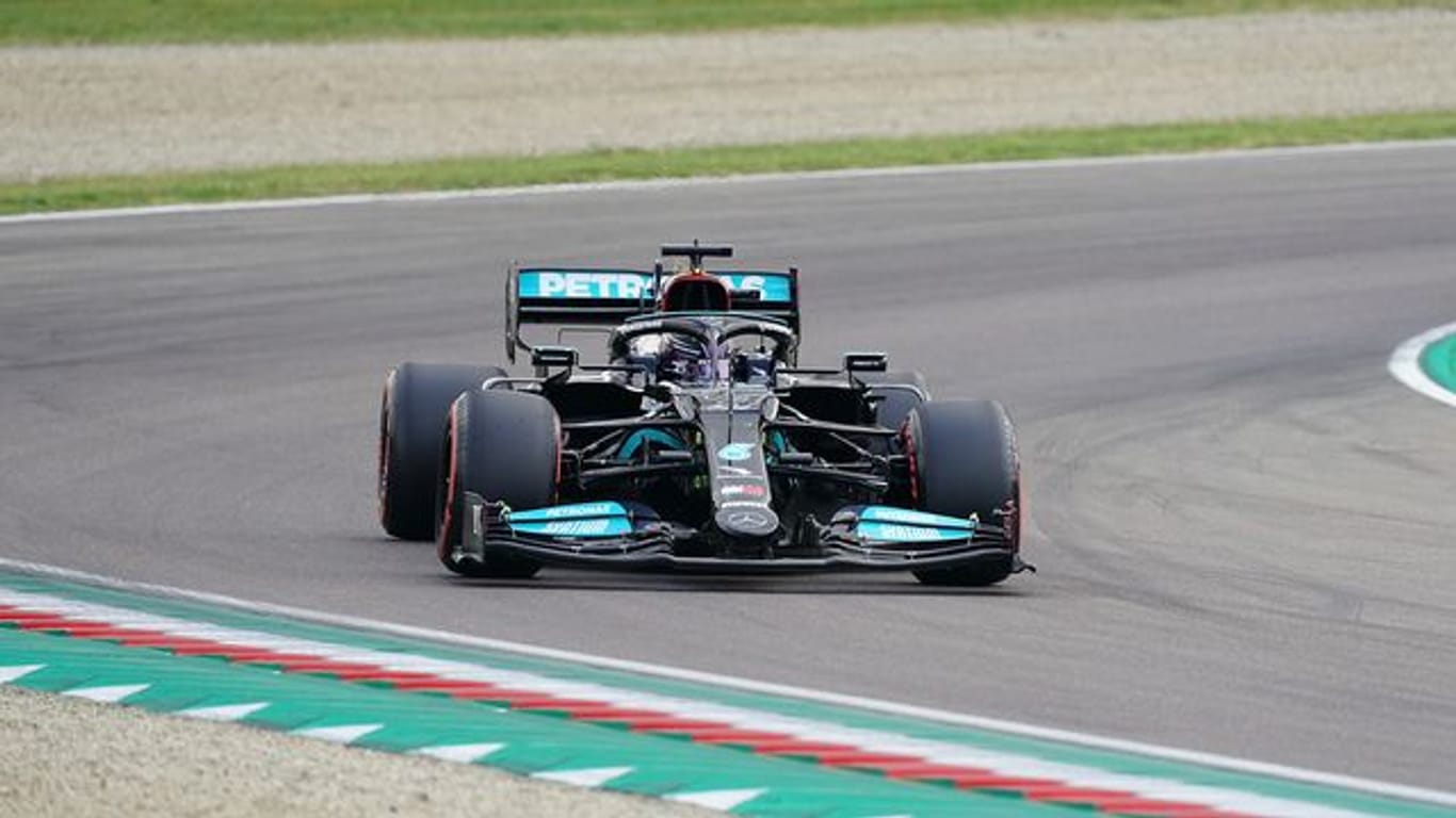 Rekordweltmeister Lewis Hamilton startet beim Formel-1-Rennen in Imola von der Pole Position.