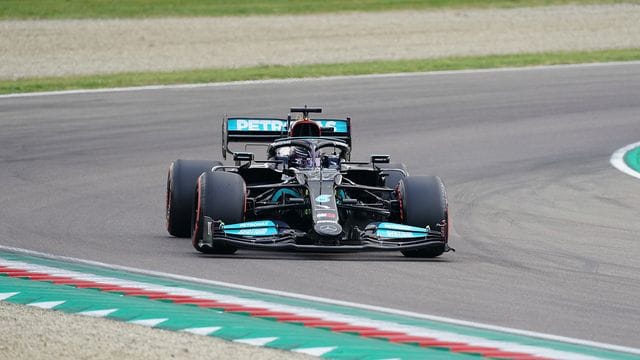 Rekordweltmeister Lewis Hamilton startet beim Formel-1-Rennen in Imola von der Pole Position.