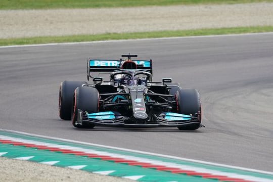 Rekordweltmeister Lewis Hamilton startet beim Formel-1-Rennen in Imola von der Pole Position.