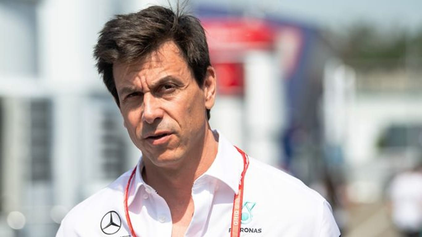 Toto Wolff, Motorsportchef des Mercedes-Teams, kommt ins Fahrerlager.