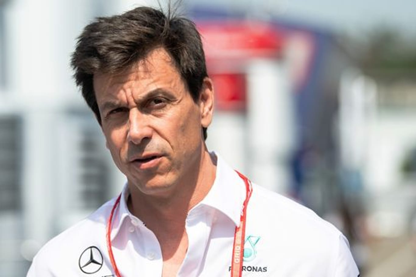 Toto Wolff, Motorsportchef des Mercedes-Teams, kommt ins Fahrerlager.