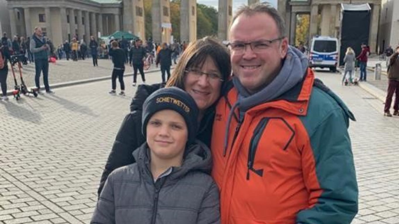 Markus Fleischer mit seiner Frau und seinem zwölfjährigen Sohn: Fleischer konnte sich von seinem Vater verabschieden. "Dafür bin ich sehr dankbar."