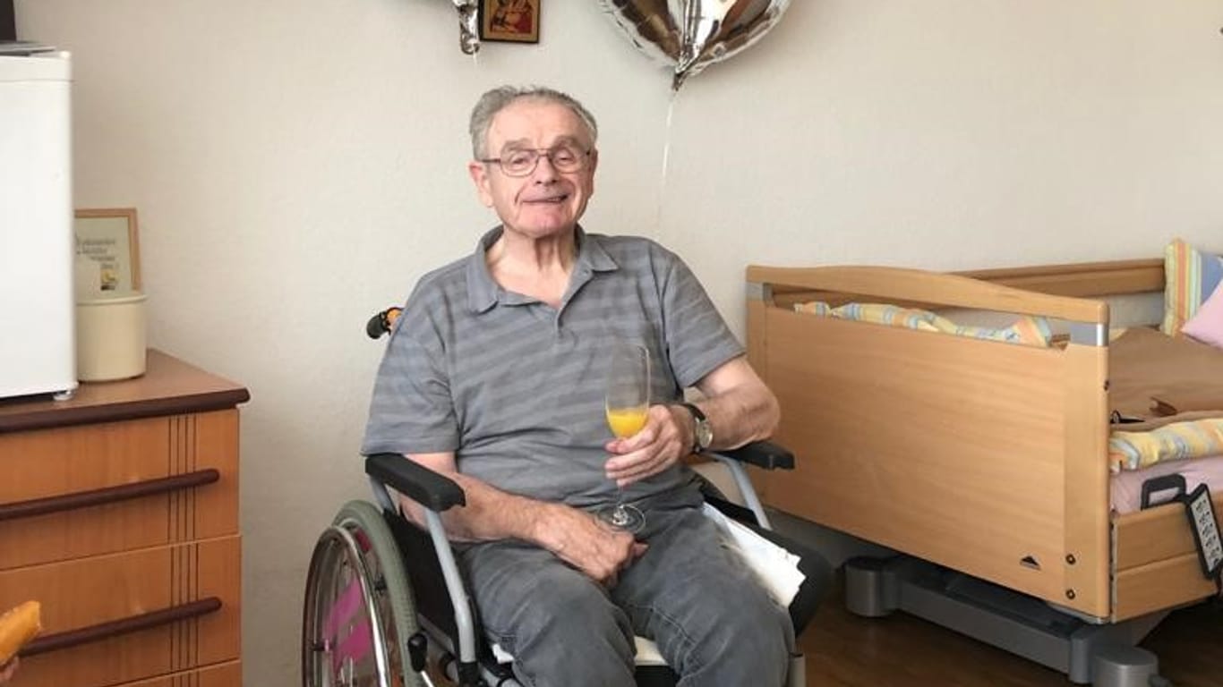 Herbert Fleischer an seinem 80. Geburtstag im Pflegeheim: Er war gelernter Maurer und technischer Zeichner.