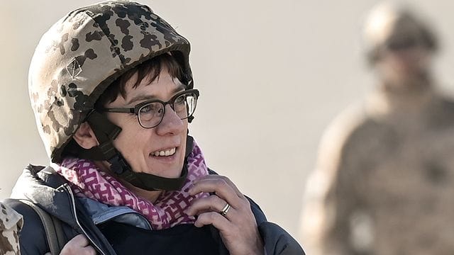 Verteidigungsministerin Annegret Kramp-Karrenbauer (CDU) kommt auf dem Rollfeld im Camp Pamir in Kundus an. Verteidigungsministerin Annegret Kramp-Karrenbauer (CDU) kommt auf dem Rollfeld im Camp Pamir in Kundus an.
