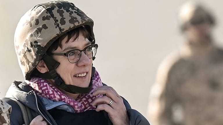 Verteidigungsministerin Annegret Kramp-Karrenbauer (CDU) kommt auf dem Rollfeld im Camp Pamir in Kundus an.