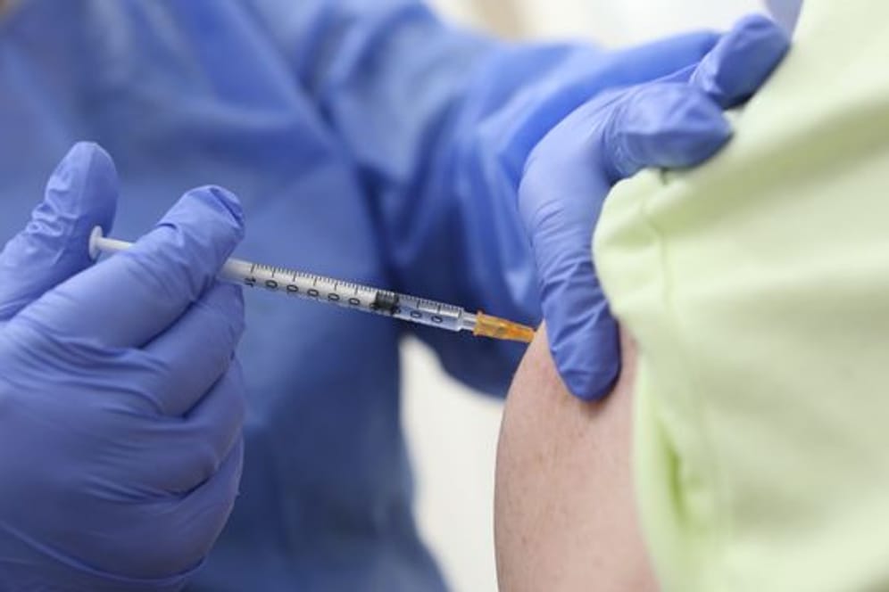 Eine achtzigjährige wird in einem Impfzentrum gegen das Coronavirus geimpft.