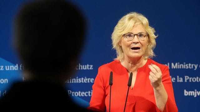"Das Kanzleramt blockiert, mit Hinweis darauf, dass die Unionsfraktion im Bundestag nicht mitzieht": Christine Lambrecht. "Das Kanzleramt blockiert, mit Hinweis darauf, dass die Unionsfraktion im Bundestag nicht mitzieht": Christine Lambrecht.