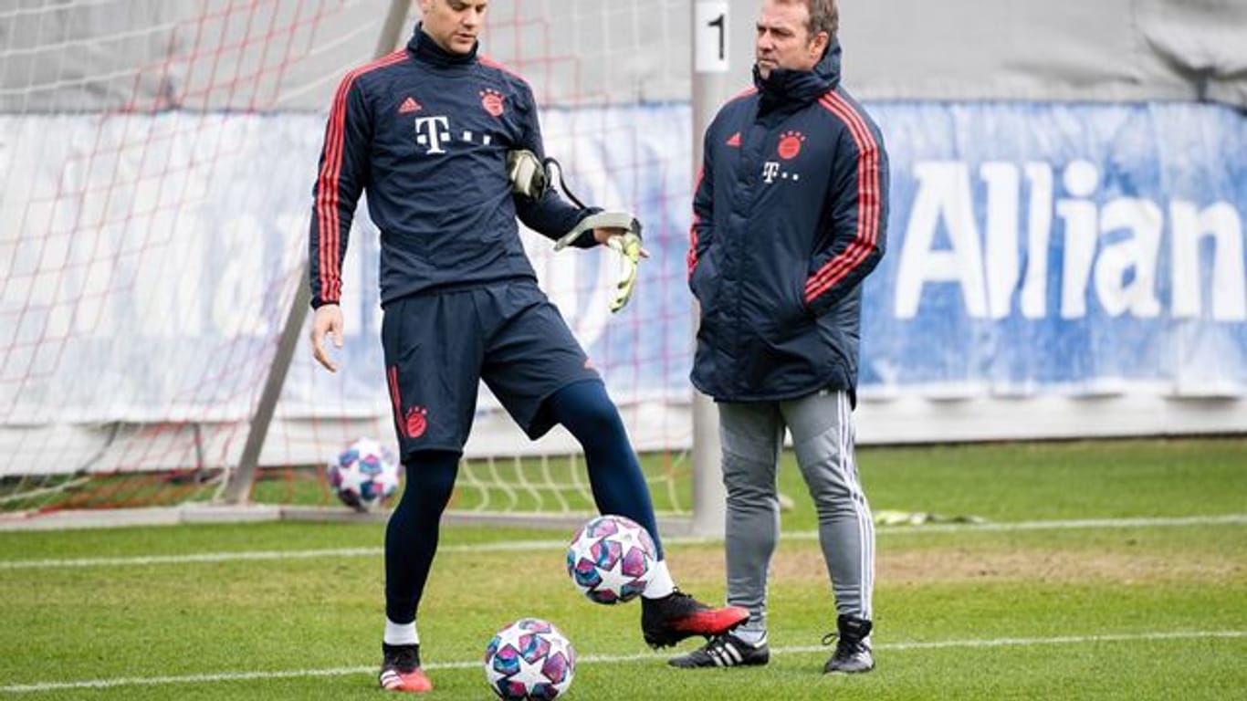 Könnten ab Herbst bei der Nationalmannschaft wieder aufeinandertreffen: Torwart Manuel Neuer (l) und Trainer Hansi Flick.