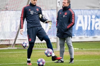 Könnten ab Herbst bei der Nationalmannschaft wieder aufeinandertreffen: Torwart Manuel Neuer (l) und Trainer Hansi Flick.