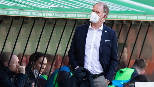 Stefan Reuter sieht die Augsburger fast schon in Quarantäne.