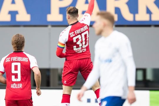 Freiburgs Christian Günter (M) traf gegen den FC Schalke 04 gleich doppelt.