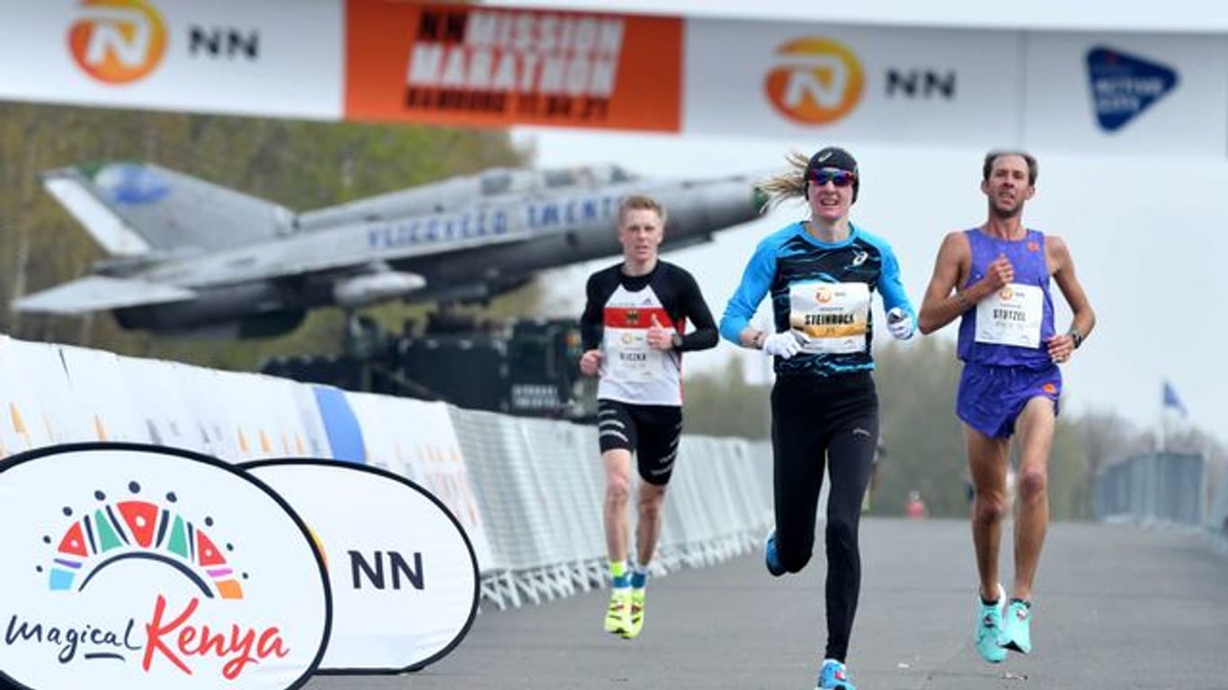 Katharina Steinruck (M) hat den Marathon auf dem Flughafen in Enschede gewonnen.