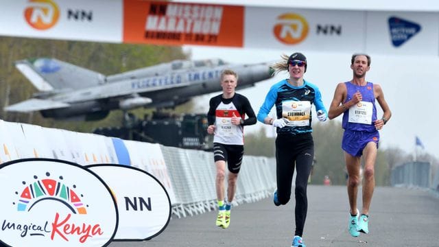 Katharina Steinruck (M) hat den Marathon auf dem Flughafen in Enschede gewonnen.