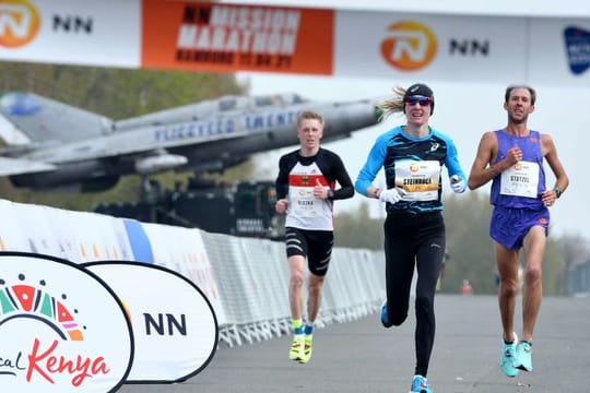 Katharina Steinruck (M) hat den Marathon auf dem Flughafen in Enschede gewonnen.