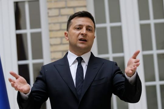 Wolodymyr Selenskyj, Präsident der Ukraine, gestikuliert während einer Pressekonferenz.