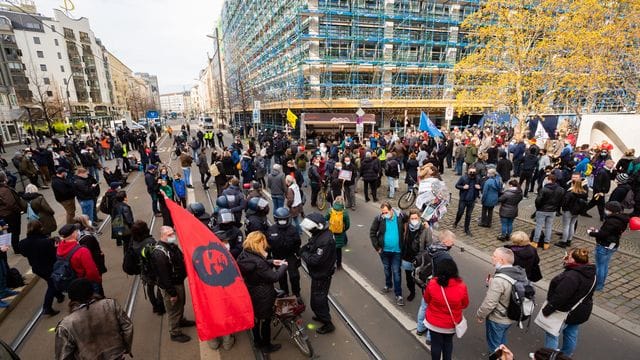 Teilnehmer einer Kundgebung vor dem Bundesgesundheitsministerium in Berlin. Teilnehmer einer Kundgebung vor dem Bundesgesundheitsministerium in Berlin.