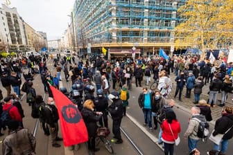 Teilnehmer einer Kundgebung vor dem Bundesgesundheitsministerium in Berlin.