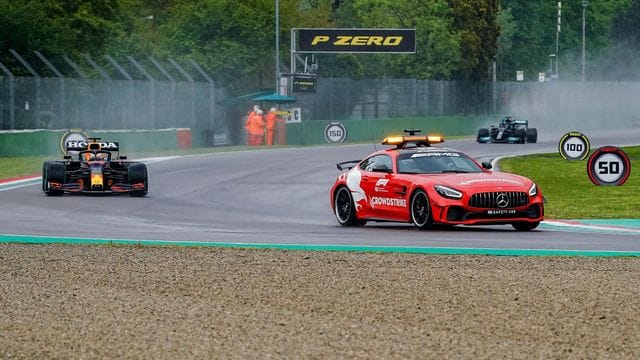 Das Safety Car fährt vor Max Verstappen und Lewis Hamilton auf der Strecke.