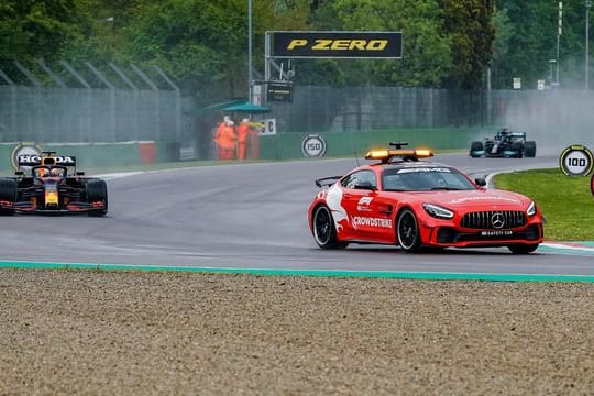 Das Safety Car fährt vor Max Verstappen und Lewis Hamilton auf der Strecke.