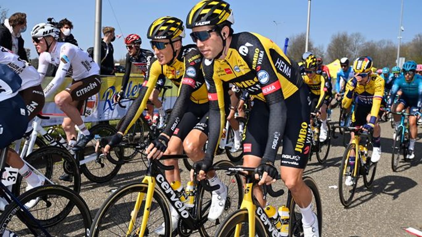 Der Belgier Wout Van Aert (r) vom Team Jumbo-Visma hat den Auftakt der Ardennen-Klassiker für sich entscheiden können.