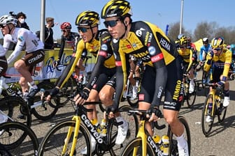 Der Belgier Wout Van Aert (r) vom Team Jumbo-Visma hat den Auftakt der Ardennen-Klassiker für sich entscheiden können.