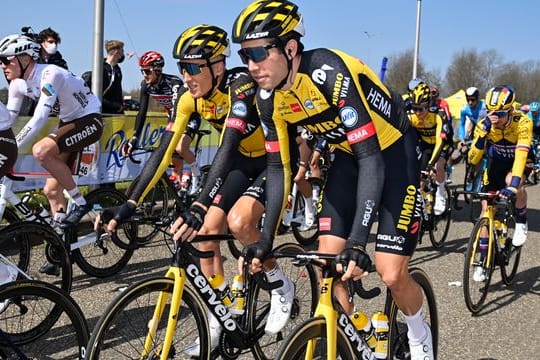 Der Belgier Wout Van Aert (r) vom Team Jumbo-Visma hat den Auftakt der Ardennen-Klassiker für sich entscheiden können.