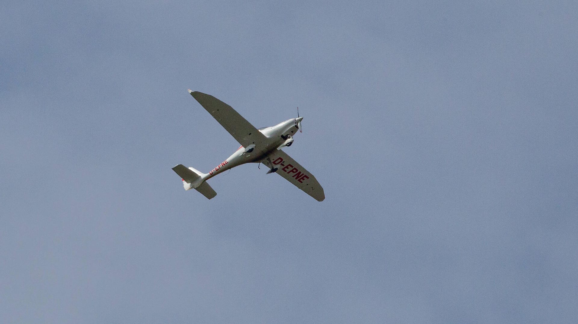 Ein Kleinflugzeug in der Luft: Der verunglückte Flieger ist von dem Verkehrsflughafen Beauvais bei Paris gestartet. Ein Kleinflugzeug in der Luft: Der verunglückte Flieger ist von dem Verkehrsflughafen Beauvais bei Paris gestartet.