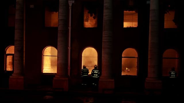 Mehr als 120 Feuerwehrleute kämpfen in Kapstadt gegen die Flammen.