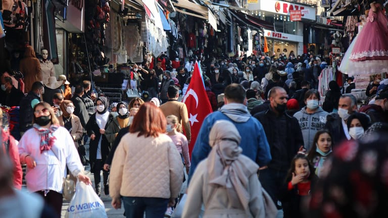 Die Menschen drängen sich auf den Straßen in Istanbul: Die Möglichkeit, Sicherheitsabstände einzuhalten, gibt es kaum.