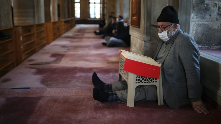 Ein Mann betet in der Eyüp-Sultan-Moschee in Istanbul: Seit der Verschärfung der Corona-Maßnahmen sind während des Ramadans die Abendgebete in den Moscheen verboten.