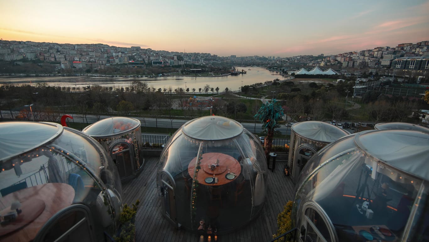 Manche Istanbuler Restaurants sind in der Corona-Bekämpfung kreativ: Dieses Lokal stellt seine Tische unter Kuppeln auf.