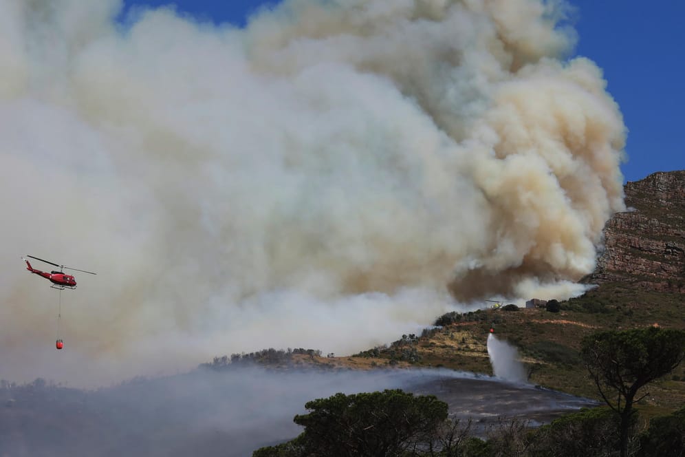Dichte Rauchschwaden stehen über den Hängen des Tafelberg. Große Flächen des Wahrzeichens von Kapstadt sind verbrannt.