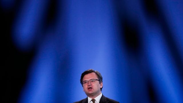 Der ukrainische Außenminister Dmitri Kuleba soll bei der Videokonferenz auch dabei sein. Der ukrainische Außenminister Dmitri Kuleba soll bei der Videokonferenz auch dabei sein.