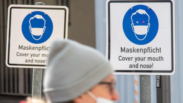 Kein Ende der Maskenpflicht in Sicht: Die Inzidenz steigt zu Wochenbeginn erneut - sie liegt inzwischen bei 165,3.