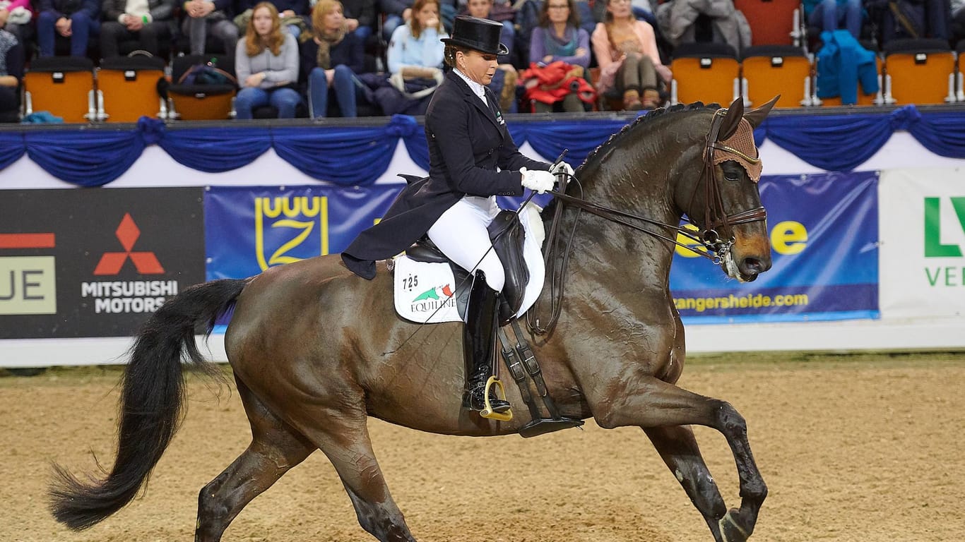 Dressurreiterin Dorothee Schneider auf ihrem Pferd Rock'n Rose: Das Tier starb nach einem Turnier in Pforzheim.