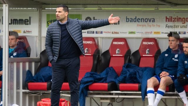 Will sich nicht mit dem Szanarium eines Abstiegs beschäftigen: Schalkes Trainer Dimitrios Grammozis gestikuliert. Will sich nicht mit dem Szanarium eines Abstiegs beschäftigen: Schalkes Trainer Dimitrios Grammozis gestikuliert.