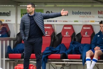 Will sich nicht mit dem Szanarium eines Abstiegs beschäftigen: Schalkes Trainer Dimitrios Grammozis gestikuliert.