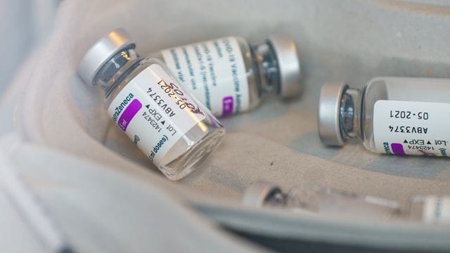 Leere Impfstoff-Ampullen des Herstellers Astrazeneca liegen in einer Schale. Leere Impfstoff-Ampullen des Herstellers Astrazeneca liegen in einer Schale.
