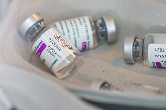 Leere Impfstoff-Ampullen des Herstellers Astrazeneca liegen in einer Schale.