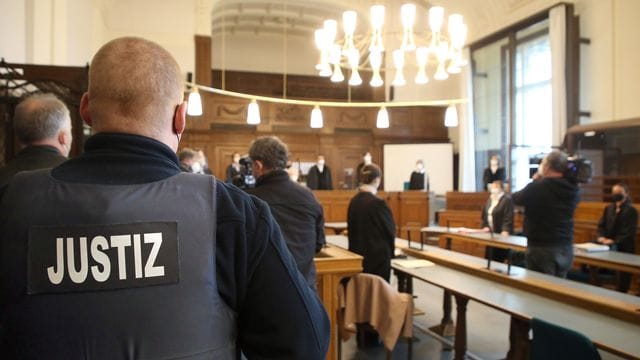 Im Saal 700 des Kriminalgerichts Moabit warten Prozessbeteiligte auf die Fortsetzung des Prozesses am Landgericht Berlin gegen den 30-Jährigen. Im Saal 700 des Kriminalgerichts Moabit warten Prozessbeteiligte auf die Fortsetzung des Prozesses am Landgericht Berlin gegen den 30-Jährigen.