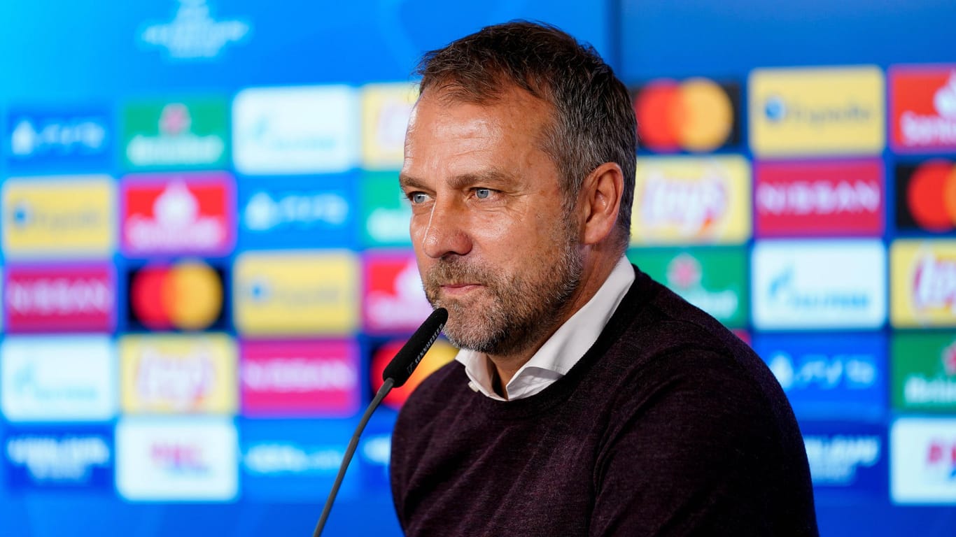 Hansi Flick: Der Bayern-Coach wollte sich vor dem Leverkusen-Spiel nicht weiter zu seinem Rücktrittsgesuch äußern.