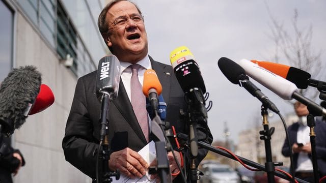 Armin Laschet, CDU-Bundesvorsitzender und Ministerpräsident von Nordrhein-Westfalen, spricht bei einem Statement vor dem Konrad-Adenauer-Haus, der Bundeszentrale der CDU. Armin Laschet, CDU-Bundesvorsitzender und Ministerpräsident von Nordrhein-Westfalen, spricht bei einem Statement vor dem Konrad-Adenauer-Haus, der Bundeszentrale der CDU.