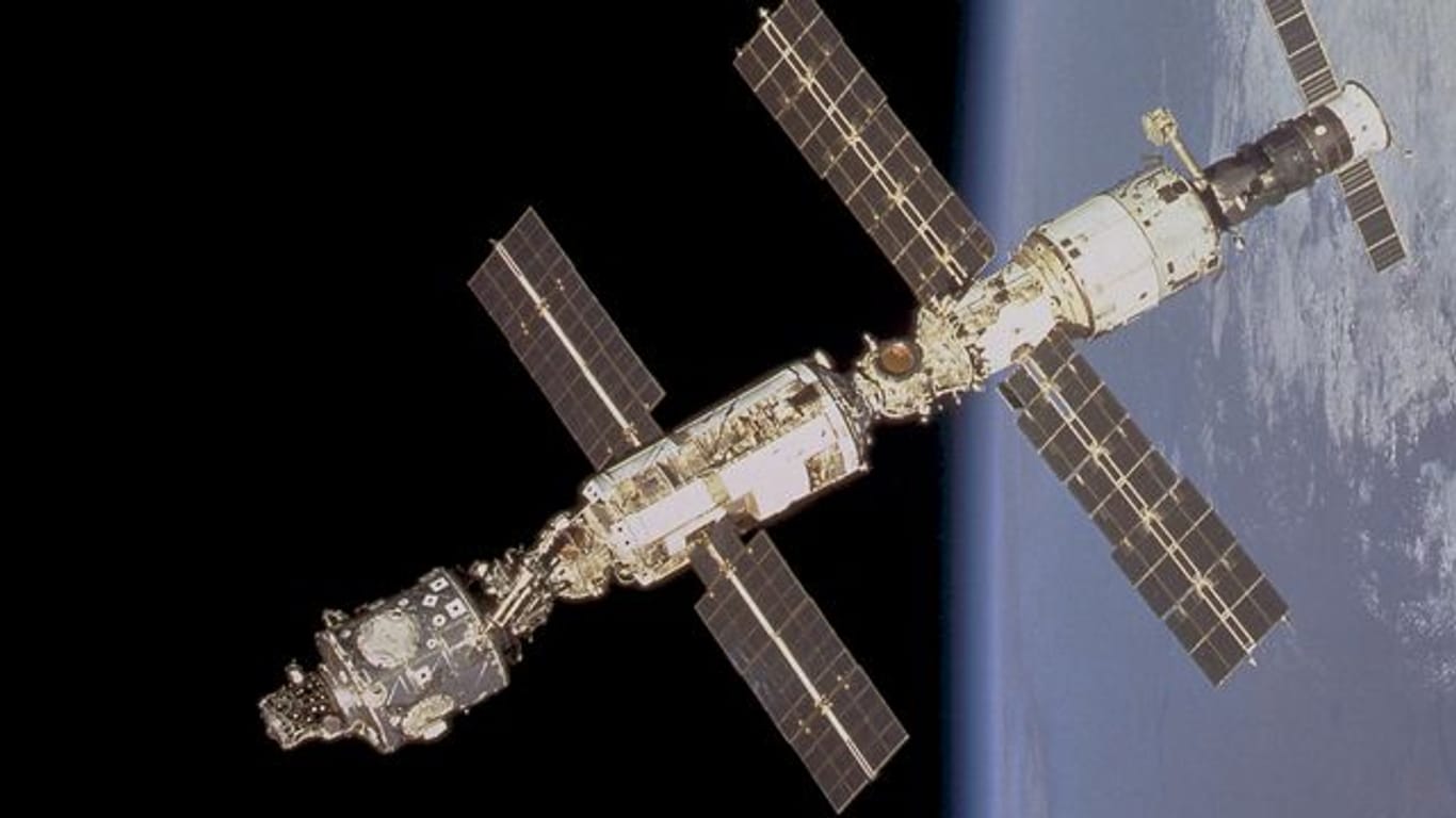 Das Bild der Internationalen Raumstation in der Umlaufbahn wurde vom Space Shuttle Endeavour vor dem Andocken aufgenommen.
