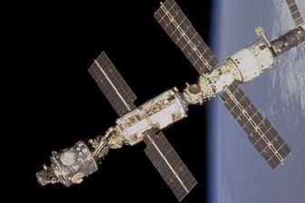 Das Bild der Internationalen Raumstation in der Umlaufbahn wurde vom Space Shuttle Endeavour vor dem Andocken aufgenommen.