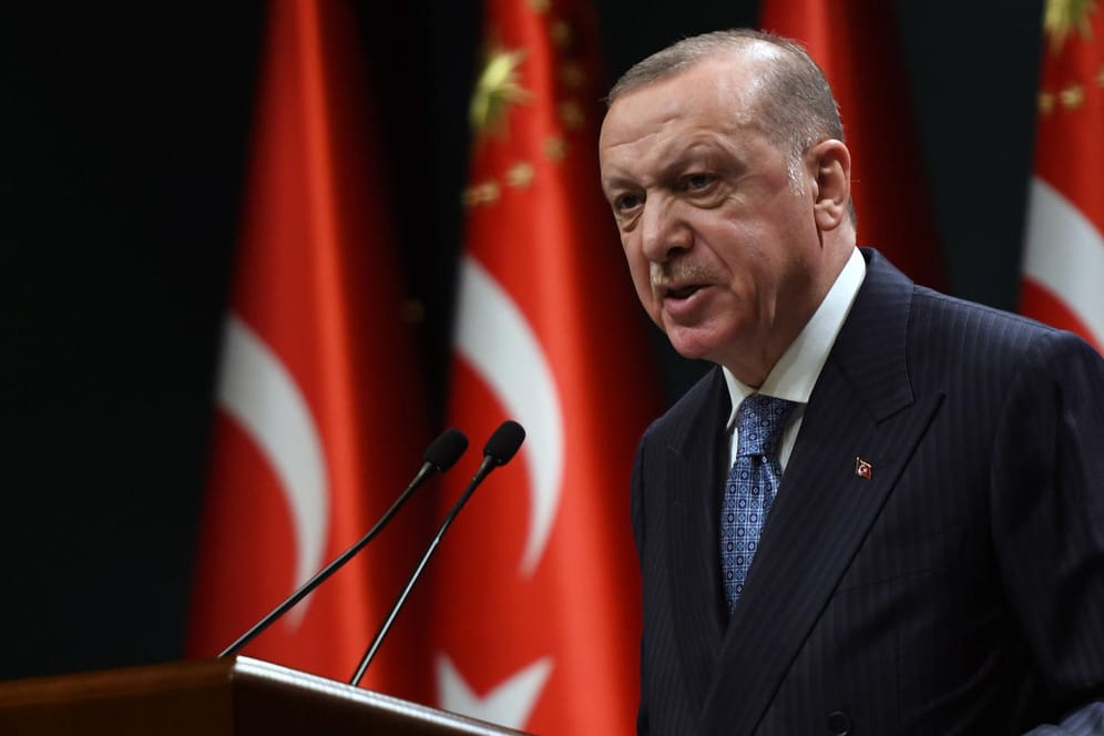 Recep Tayyip Erdoğan spricht bei einer Konferenz: Der türkische Präsident ringt mit der Wirtschafts- und Corona-Krise in der Türkei.