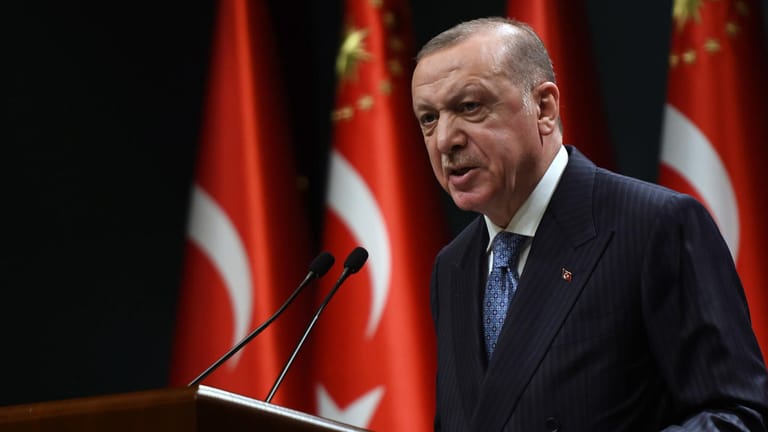 Recep Tayyip Erdoğan spricht bei einer Konferenz: Der türkische Präsident ringt mit der Wirtschafts- und Corona-Krise in der Türkei.