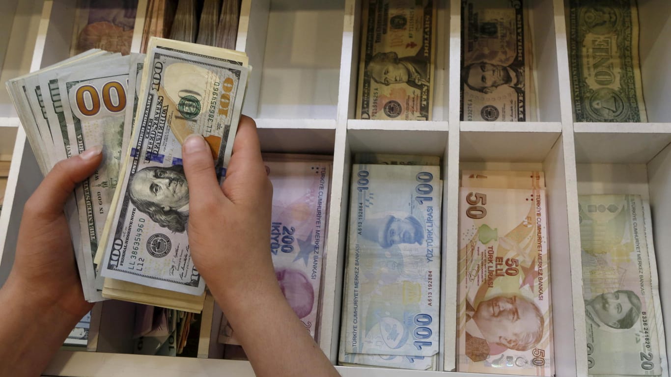 In einem Wechselbüro werden US-Dollar gegen Lira getauscht: Der Wert der türkischen Währung ist im letzten Jahr immer weiter gesunken.