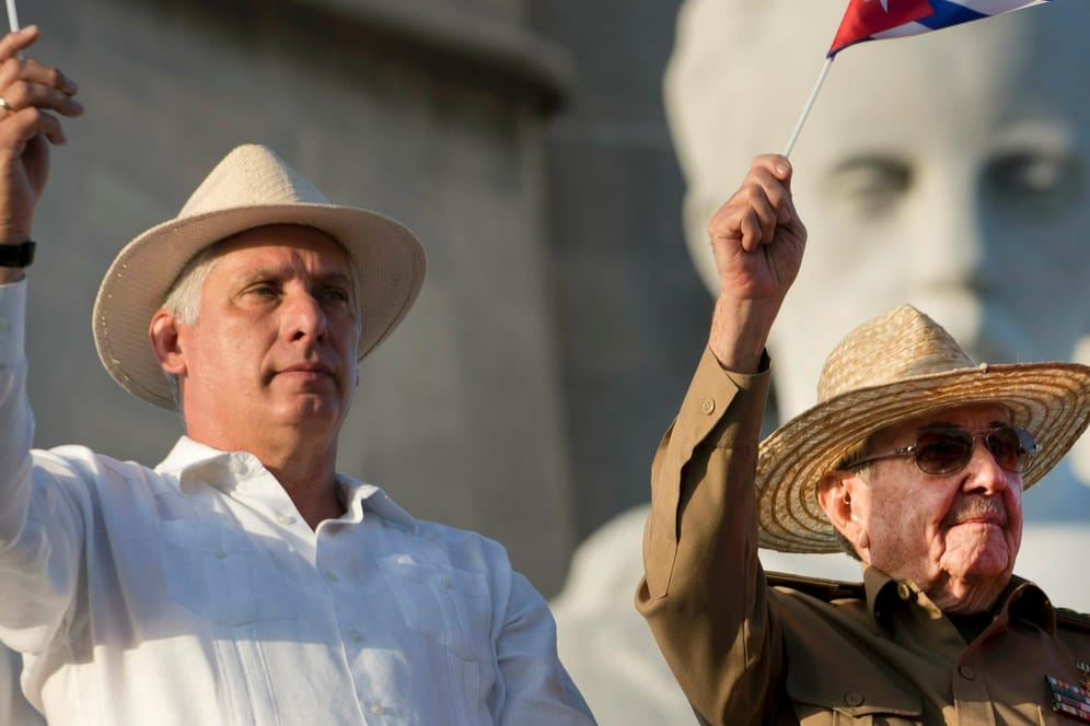Kubas Präsident Miguel Díaz-Canel (l.) und Ex-Präsident Raúl Castro: Das Präsidentenamt hatte Castro bereits 2018 an Díaz-Canel abgegeben.