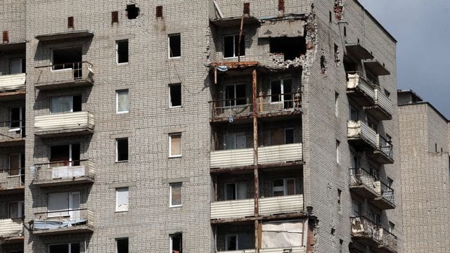 Ein Wohngebäude zeigt deutliche Schäden in der Stadt Awdijiwka im pro-russischen Separatistengebiet der Region Donezk in der Ostukraine. Ein Wohngebäude zeigt deutliche Schäden in der Stadt Awdijiwka im pro-russischen Separatistengebiet der Region Donezk in der Ostukraine.